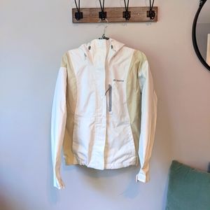 New No tags Women's Columbia Rain Coat with small spot on front size XS